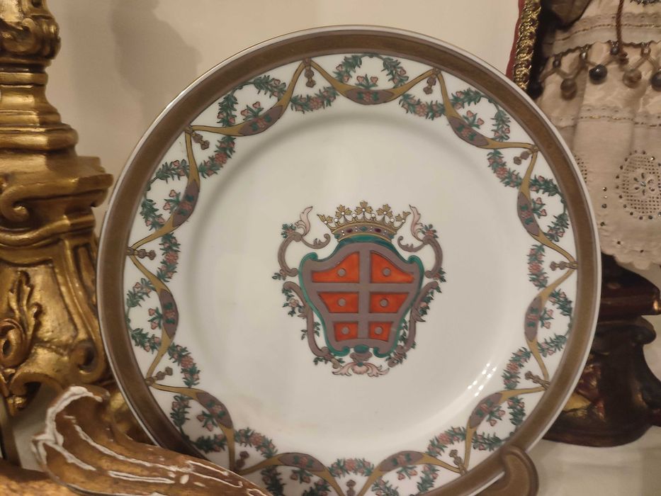 Prato decorativo com brasão em tons de dourado