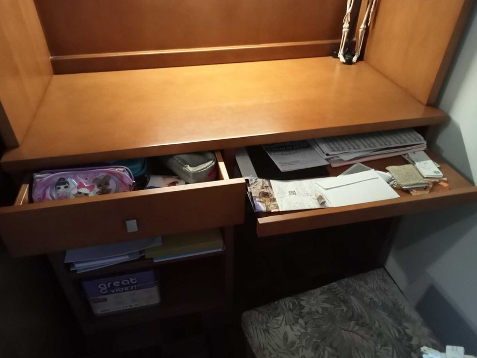 Secretária com estante