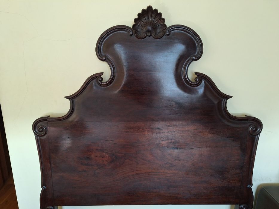 Cama de solteiro em pau santo