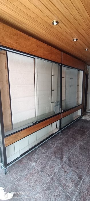 Estante/Vitrine de Exposição com Portas de Vidro de Correr e Iluminação