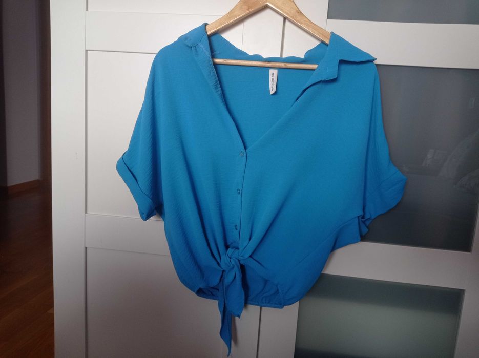 Blusa azul com nó