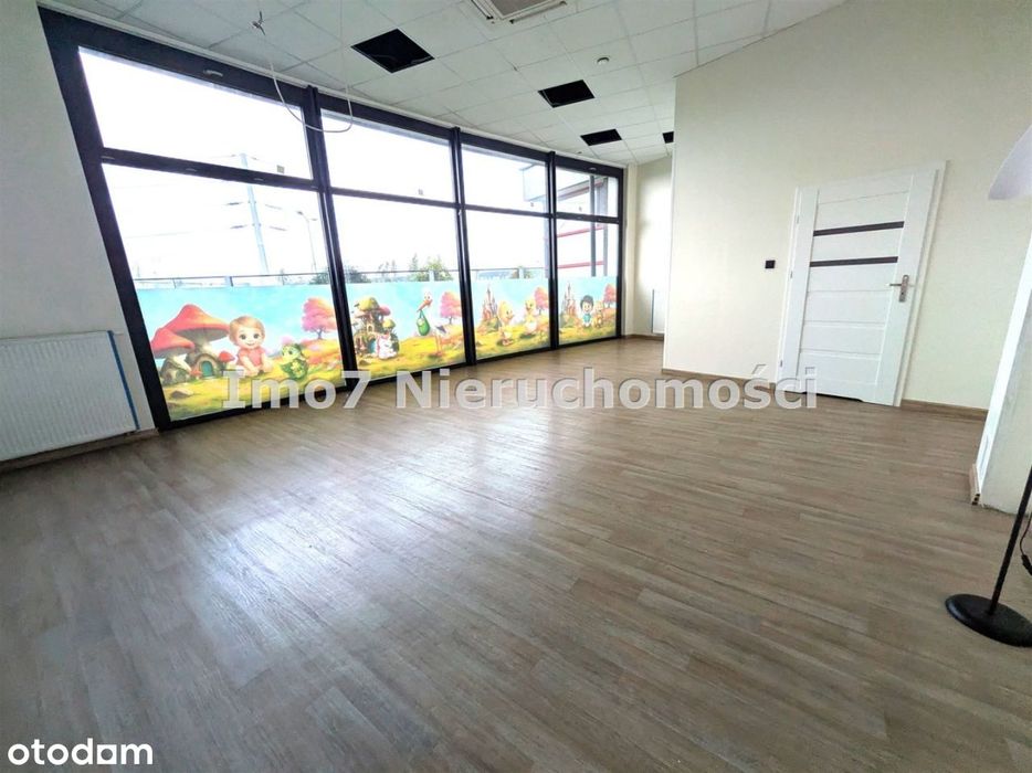 Lokal parterowy z dużą witryną