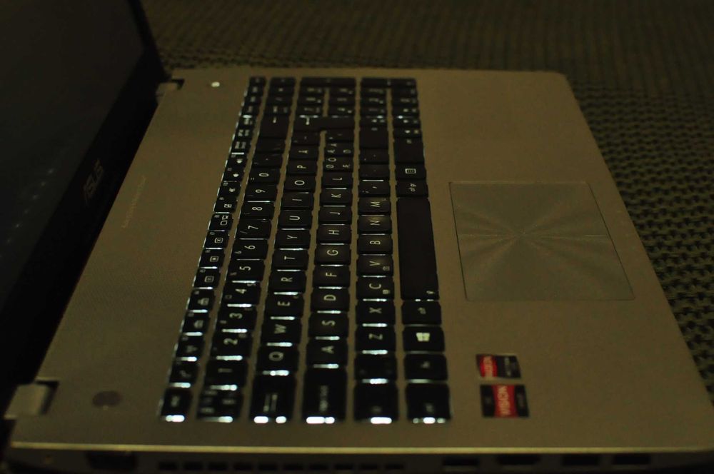 Игровой  ноутбук Asus n56 (AMD A8/ 8Gb/SSD/Radeon 7700 - 2Gb)