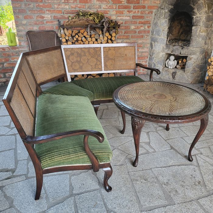 Narożnik drewniany z elementami plecionki i  stolik