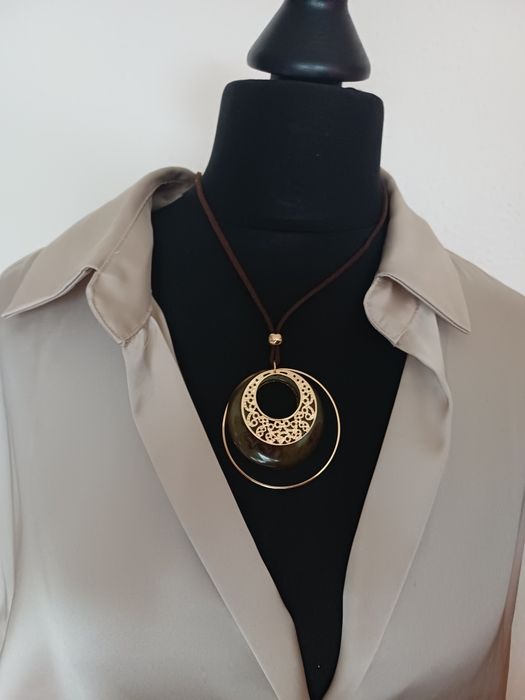 Naszyjnik na rzemyku- Bursztynowe koło