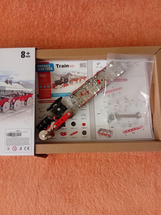 Металлический конструктор железная дорога и паровоз.