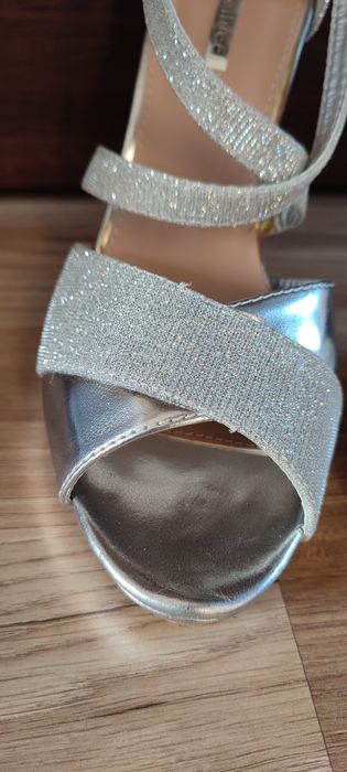 Szpilki srebrne na lekkiej koturnie 40