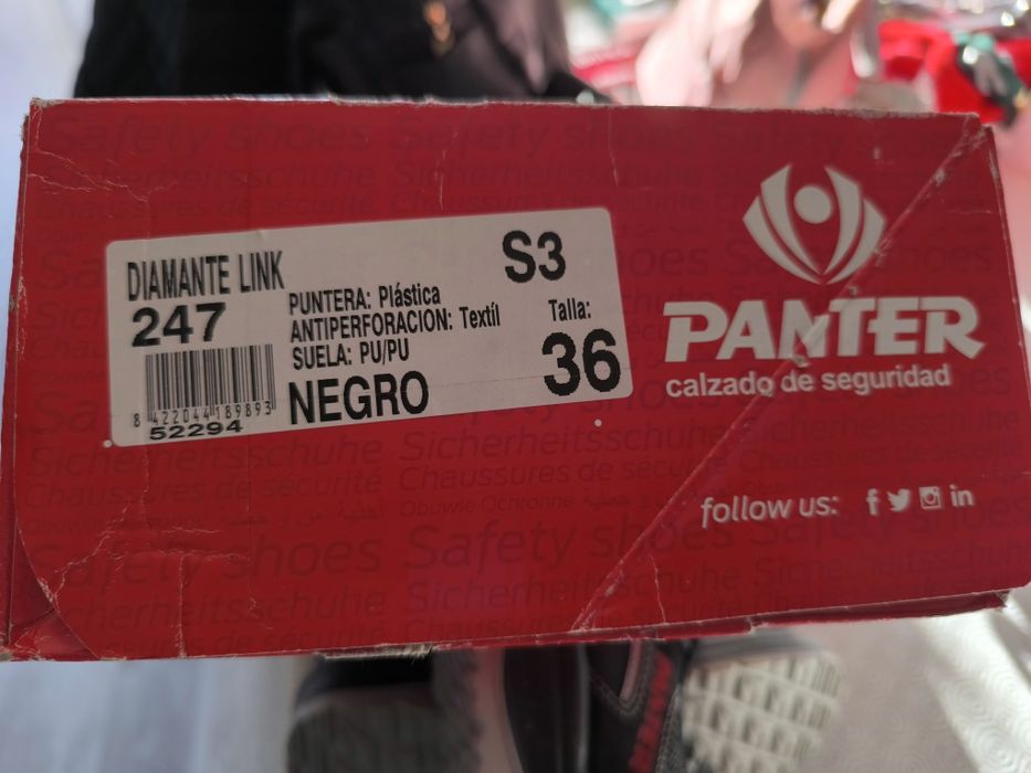 Sapatos de trabalho novos.