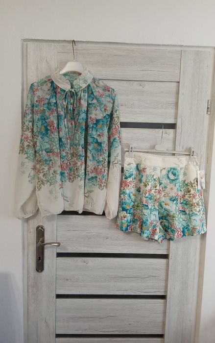 Komplet z krótkimi spodenkami w kwiaty, elegancki, zjawiskowy.