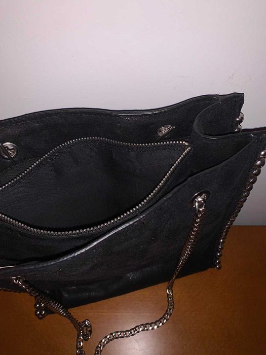 Bolsa de mulher de cor preta com feixo