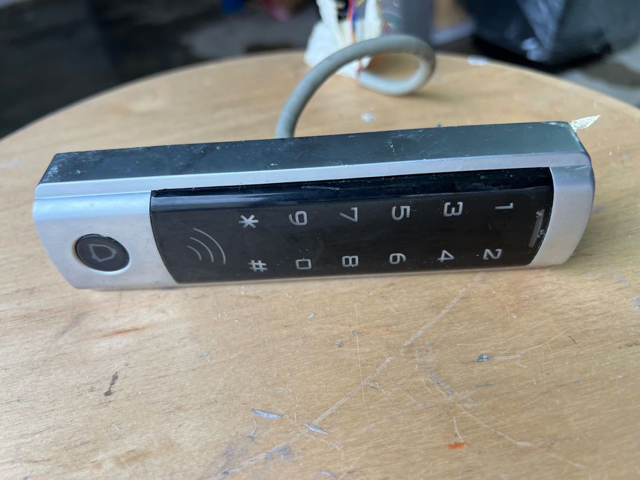 Teclados de controlo de acessos RFID / Código
