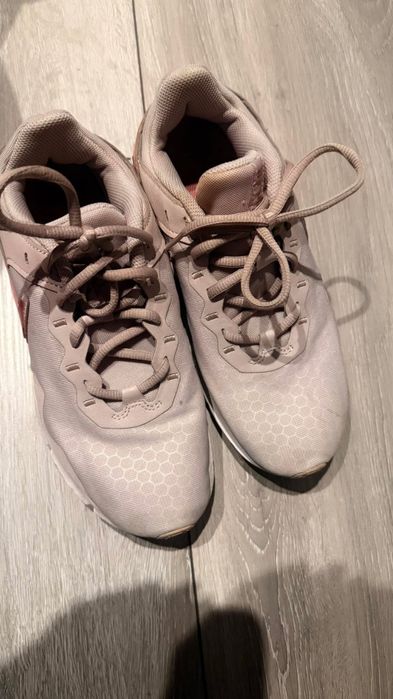 Buty damskie nike legend esential 2 różowe r39