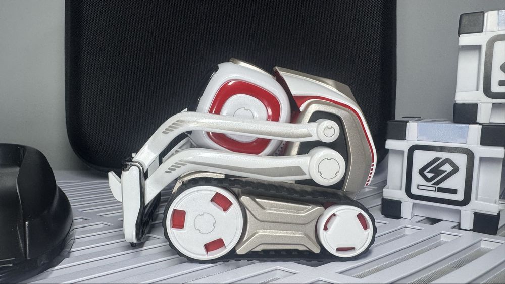 Робот Cozmo Anki - інтерактивний ШІ-компаньйон з кубиками