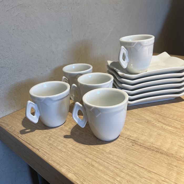 Zestaw filizanek z podstawkami