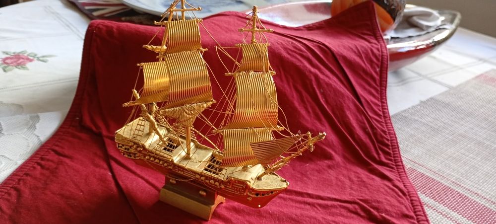 Caravela miniatura latão