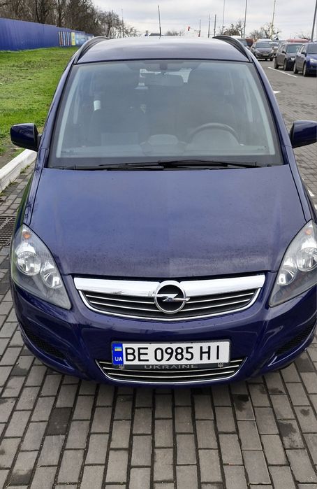 Продам свеже пригннаный Opel Zafira B 1.6 turbo 2012 год, бензин-газ пропан только установлен. Двигатель Z16XNT.
Первый владелец в Украине, состояние отличное.
круиз контроль, мульти руль, обогрев заднего стекла, блокировка дверей, 
Заменил ремень ГРМ, полная замена всех масел и жидкостей. Есть сервисная книга,
Обслуживаю вовремя, 
Авто динамическое, хорошая управляемость, бензин+газ пропан.