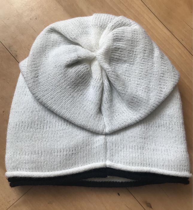 Czapka damska z kwiatkiem