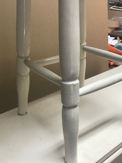 Cadeira e banco em madeira maciça antigos