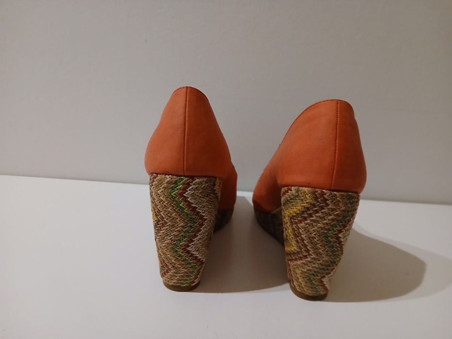 Sapatos cor salmão, com cunha colorida