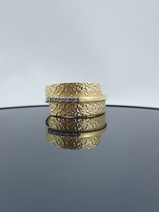 Niespotykany zloty pierścionek z cyrkoniami Au.585 młotkowany styl