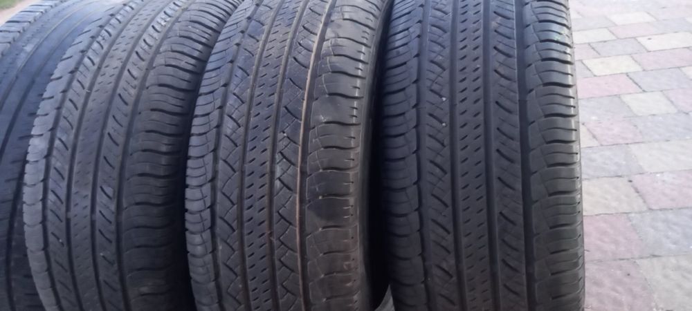 Продам літею резину 235/65/17