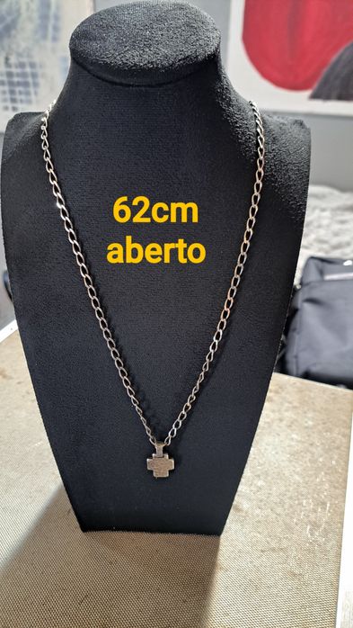 Fios com pendentes em prata contrastada.