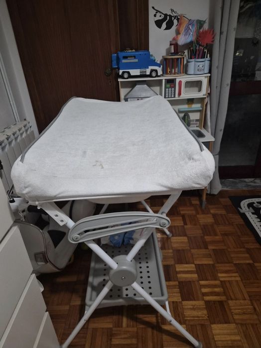 Muda fraldas com banheira