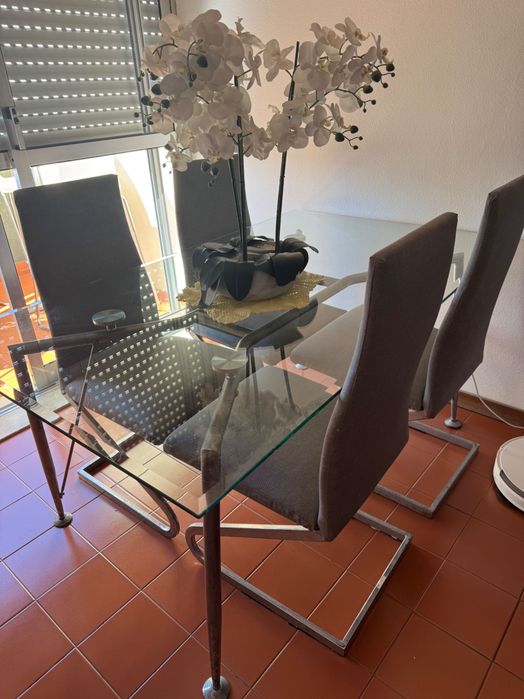 Linda mesa de vidro com 4 cadeiras