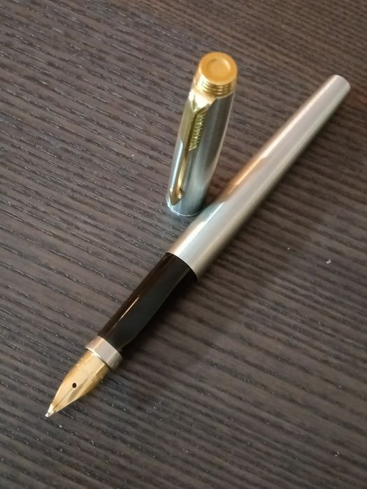Caneta Parker 75 em aço com aparo em ouro