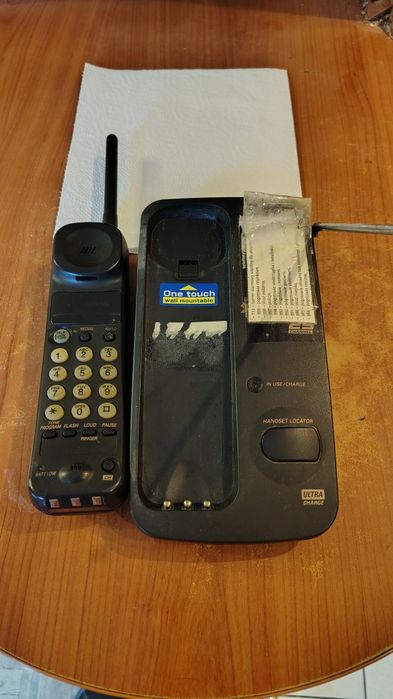 Telefon stacjonarny Panasonic.