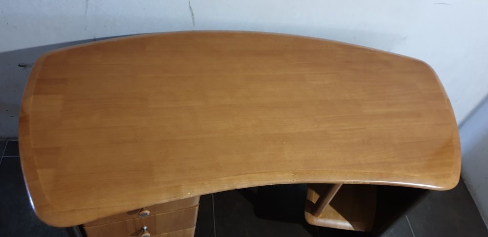 Письменный деревянный стол+ кресло детское