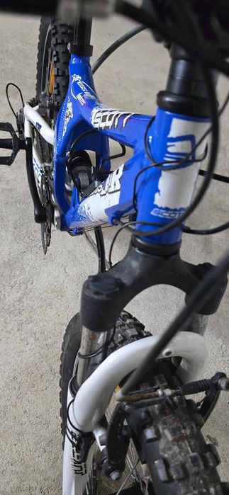 bicicleta de montanha Scott Nitrous JR20 azul e branca com suspensão total.