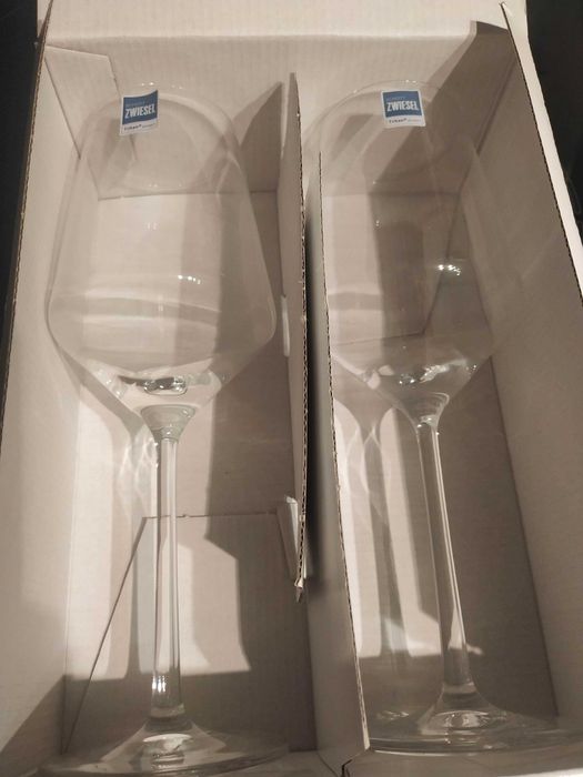 Copos de champanhe e vinho branco em caixa original