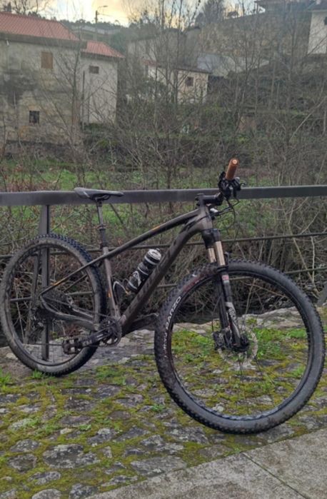 Bicicleta  em CARBONO Coleur Roda 29