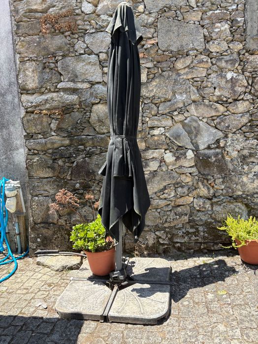 Guarda sol com base para jardim.