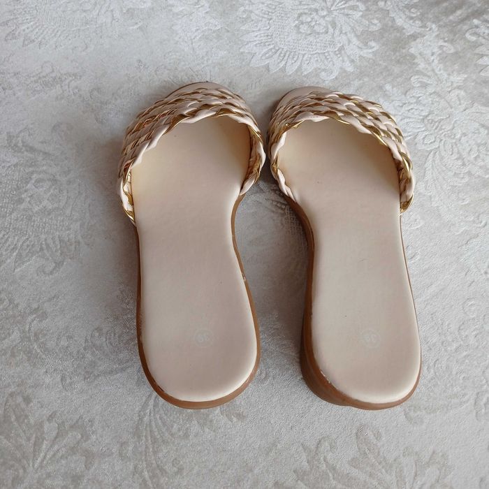 Klapki, pantofle domowe na koturnie złote