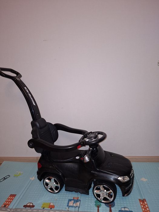 Машинка толокар дитяча