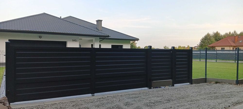 Ekskluzywna nowoczesna Brama skrzydłowa aluminiowa pozioma Legenda, bez prześwitów od ALUBRAM – Na Wymiar PRODUCENT