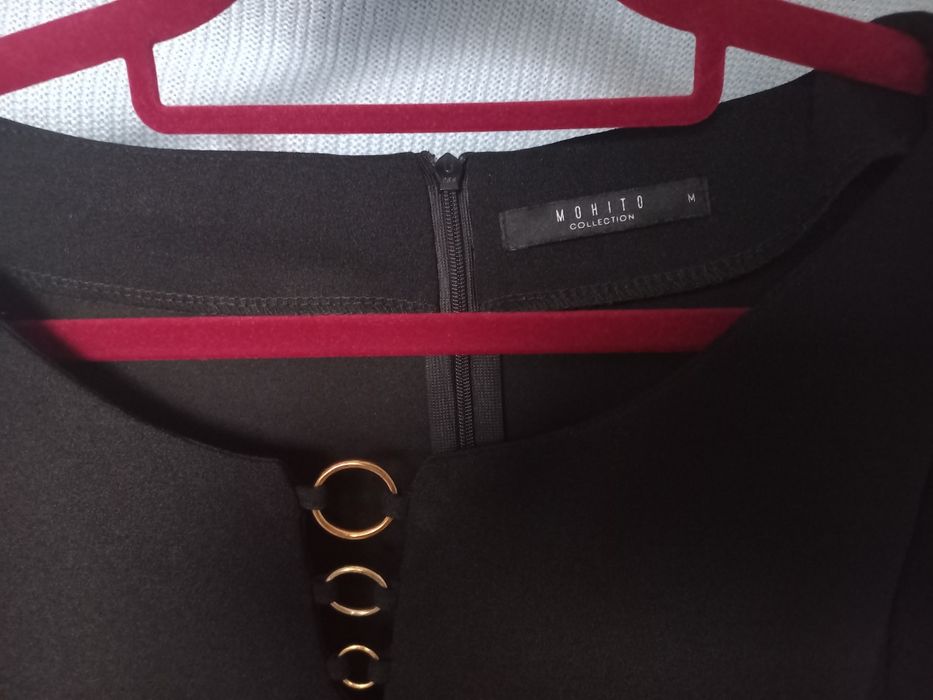 Sukienka midi z delikatnie rozszerzanymi rękawami