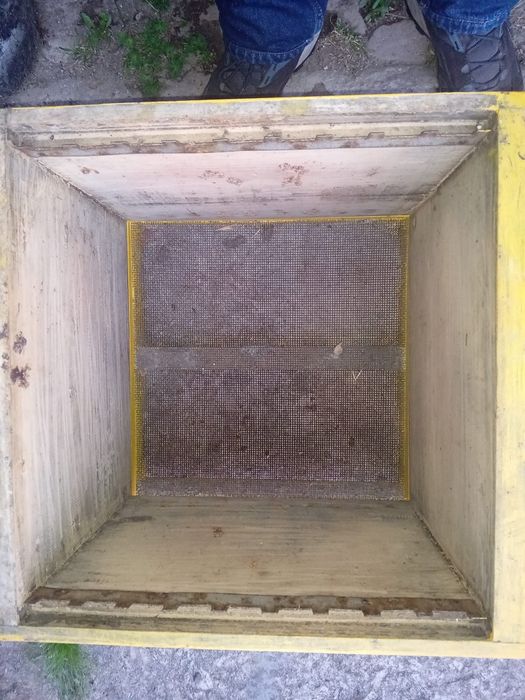 Material apícola: quadros meia alça lusitanos entre outros.