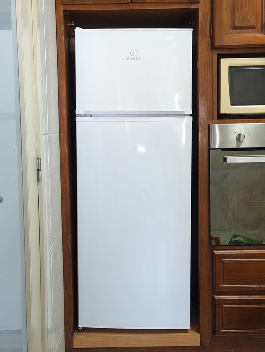 Frigorífico Indesit com congelador - 212 L