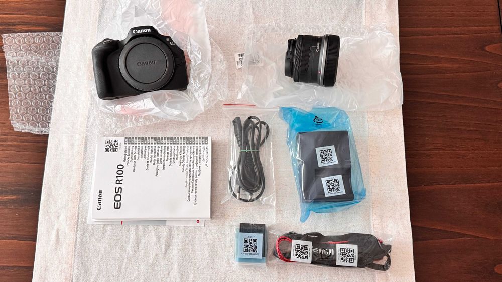 Canon EOS R100 + Objetiva RF-S 18-45mm - Nova na caixa original