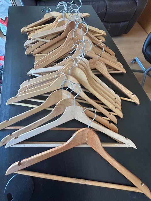 cabides Ikea de bambu/plástico preto e cesto de bambu