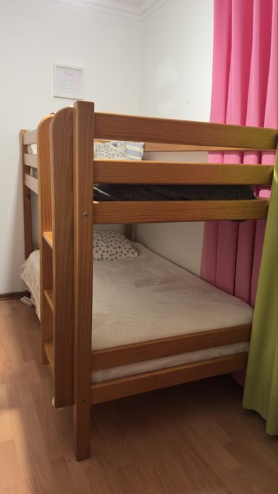 Beliche de madeira com duas camas