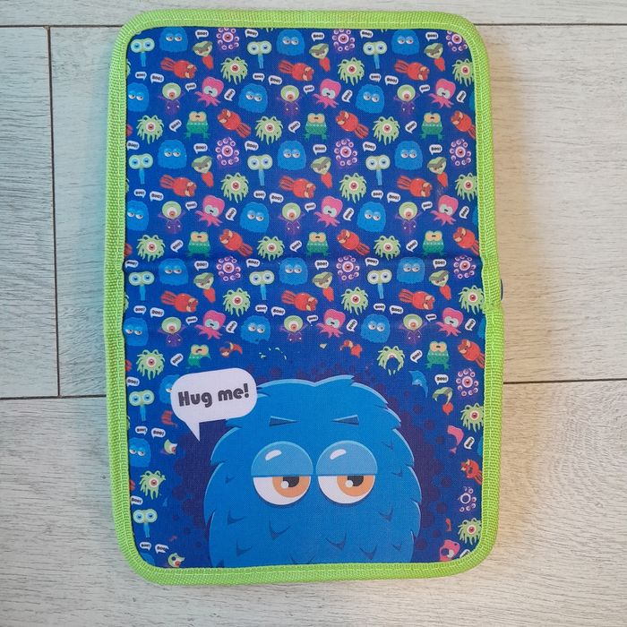 Piórnik szkolony z pełnym wyposażeniem