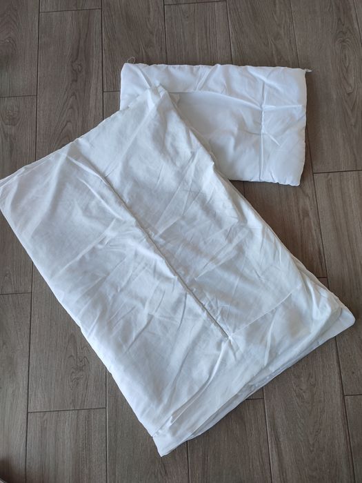 Kołdra i poduszka niemowlęca + dwa komplety pościeli