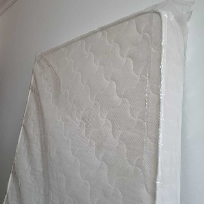 Colchão de solteiro (88x188x14cm) confortável, em bom estado e higienizado.