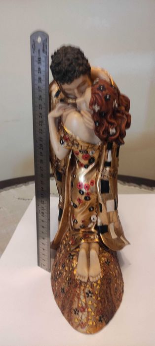 Estatueta cerâmica O Beijo. Gustav Klimt