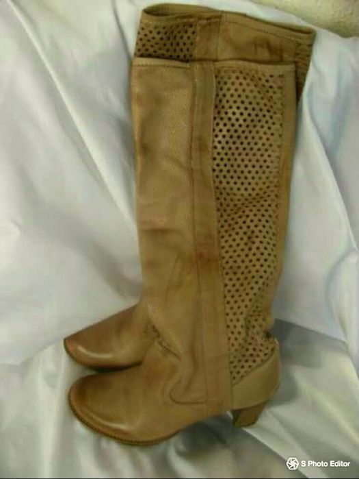 Botas lindas camel em pele manchada com furinhos
