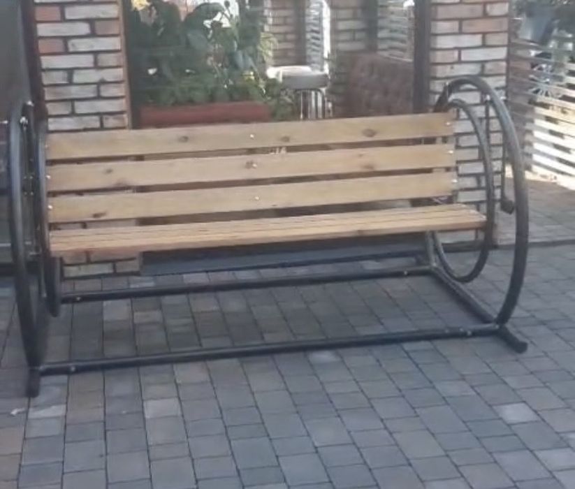 Ławka bujana do ogrodu
